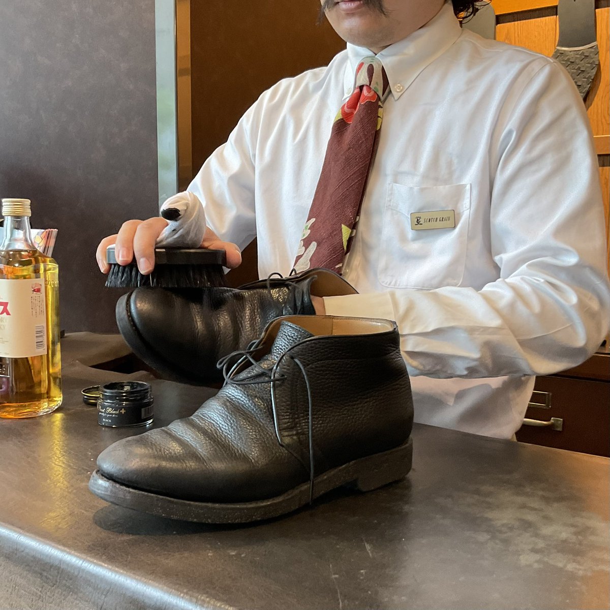 yurakuchoSG_Lab's tweet photo. 【40代店長の小噺】

高校野球を観ていると、選手達の見え方が変わった

「憧れの先輩」「同級生」となり、気付けば「年下」
今では「息子くらいの歳か」

歳を重ねると見えるものが変わる

靴も同じ
新品が、履き込むほど表情を増す

エイジングって、古くなる事でなく、見える物が増えるという事か https://t.co/RyAvwDhhjA