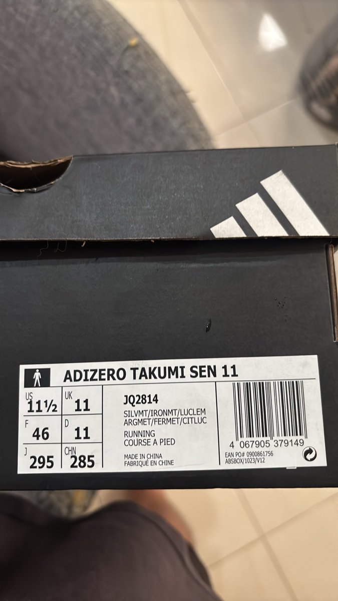 rndprhr's tweet photo. Hai Warganet gw baru beli Adidas Takumi Sen 11 ukuran UK 11 / 46 dengan harga Rp 2.124.800. Sekali pakai 5K ternyata gak cocok karena telapak gw wide dan solnya gak bisa support telapak gw selama lari sehingga kaki gw lecet .

Gw mau jual Rp 1.100.000 kalau da yg berminat bisa DM https://t.co/z5xXku5PBh