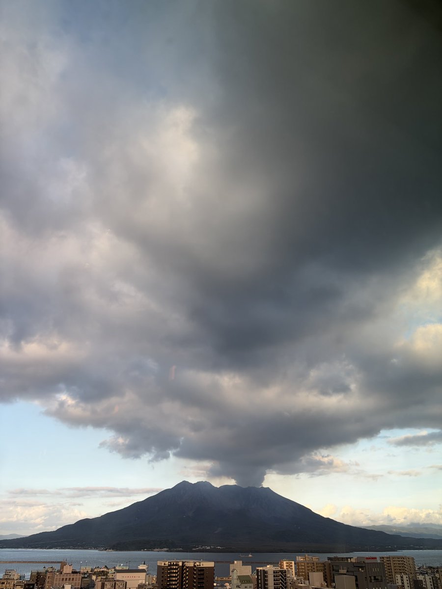 shiitake1977's tweet photo. 雲だか噴煙だか https://t.co/wDVlHNtwzP