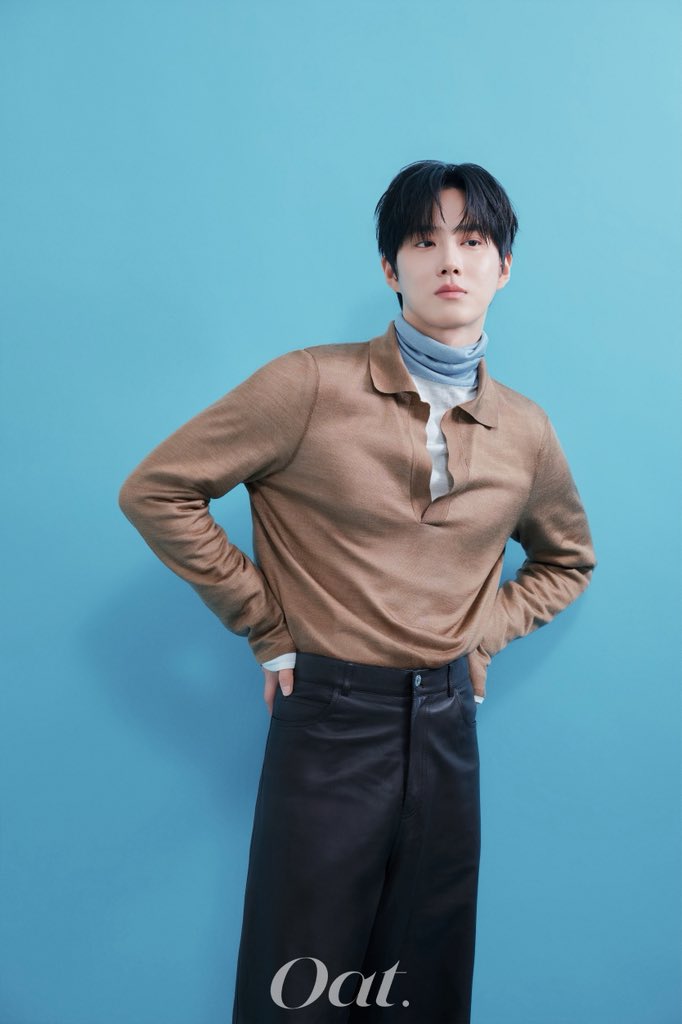 SuhoBarCN's tweet photo. 或许真正让我们喜欢很久的，
从来不只是某一个被定格的瞬间，
而是他一直鲜活地向前走着，
一直自在地成为自己。

#SUHO #수호 #김준면 #엑소 #EXO https://t.co/WQHKkiMY6w