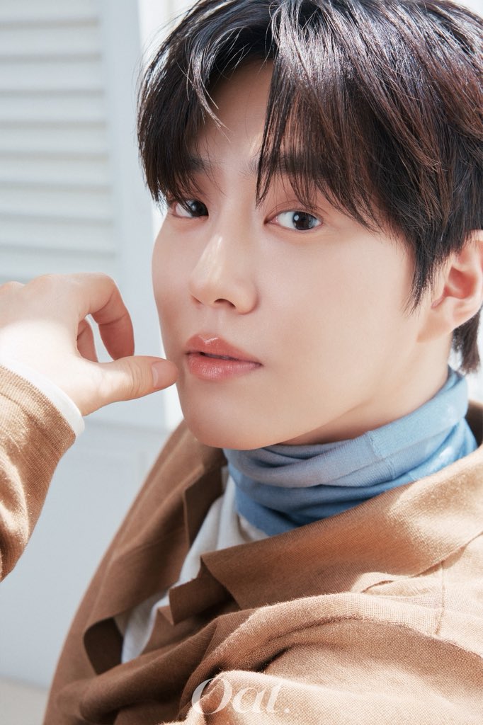 SuhoBarCN's tweet photo. 或许真正让我们喜欢很久的，
从来不只是某一个被定格的瞬间，
而是他一直鲜活地向前走着，
一直自在地成为自己。

#SUHO #수호 #김준면 #엑소 #EXO https://t.co/WQHKkiMY6w