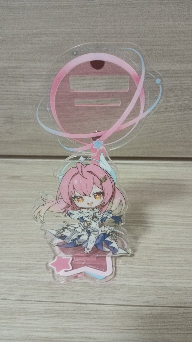 mi_dayooo2's tweet photo. このアクスタ磁石ついてるから缶バッジ飾れてかわいい https://t.co/hHkOBe0Urf