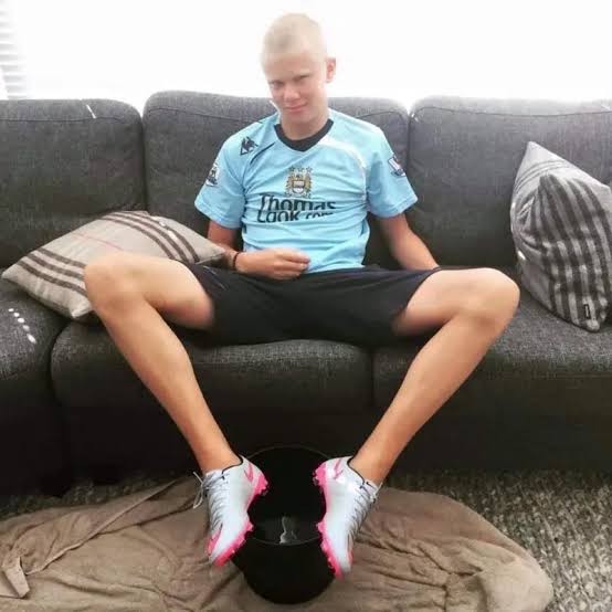 xdharmawigunax's tweet photo. @Erling ayoo bro become his famous sofa photos https://t.co/PgmqMkn49z