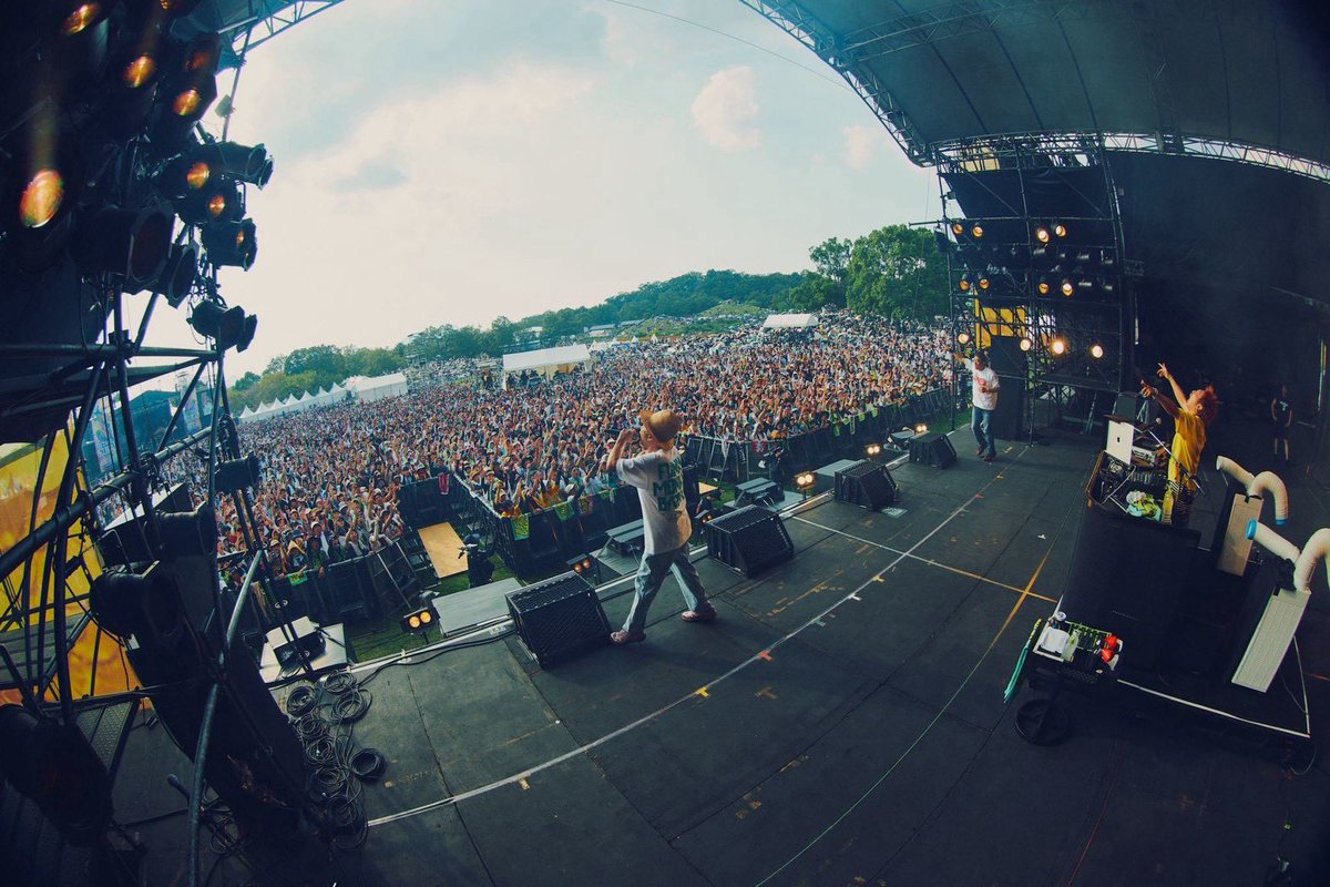 funky_kato1978's tweet photo. 四国 MONSTER baSH 完全熱唱🔥

４年ぶりのモンバス、直射日光の龍神ステージ。暑すぎてぶっ倒れそうになったけど、お客さんの熱さに救われました。

This is 夏フェス。花火のように弾けるタオルも、空まで震わす大合唱も全て最高でした。本当にありがとう！またね！

#モンバス #ファンモン https://t.co/FAI1HWIG9M