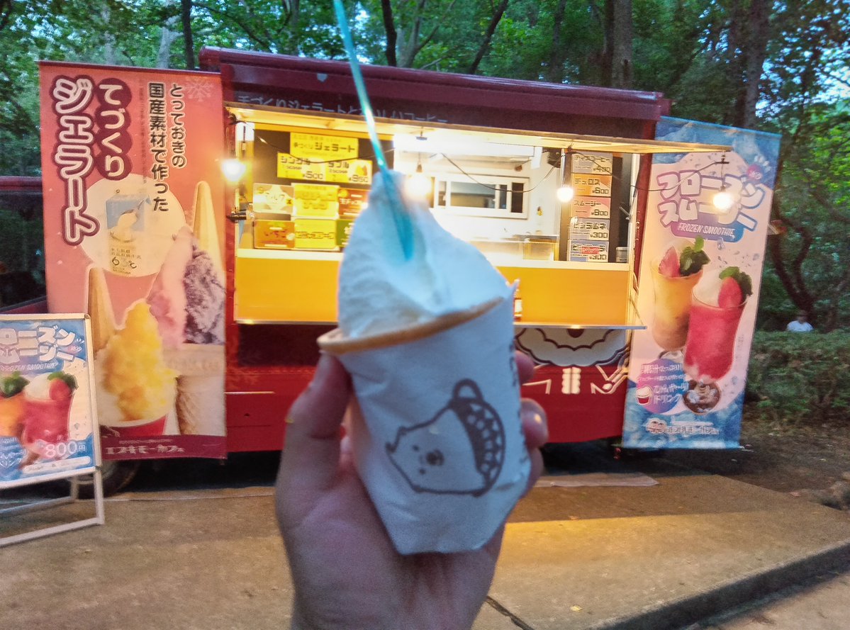 ParksRinsi's tweet photo. じゃぶじゃぶ池シネマ、設営完了！

映画を盛り上げに、ジェラート屋さんのキッチンカーが来てくれています🍦

ぜひ食べながら見ましょう！

売上の一部は公園のイベントや管理運営費にも還元されます
#林試の森公園　#じゃぶじゃぶ池　#野外シネマ　#野生の島のロズ　#東京都　#目黒区　#品川区 https://t.co/YC6r9efeud