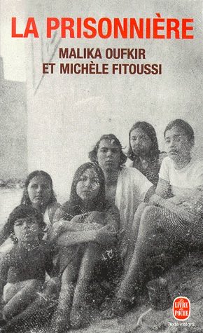 inpic0's tweet photo. في 16 أغسطس 1972، وبعد فشل المحاولة الانقلابية  ضد الملك الحسن الثاني في المغرب، كان يقودها الجنرال محمد أوفقير، 

تغير مصير عائلة أوفقير  بالكامل ... 

اختفى أفرادها السبعة (الأرملة فاطمة، والأبناء مليكة، رؤوف، مريم، ماريا، سكينة، وعبد اللطيف الذي كان في الثانية والنصف من عمره، إضافة إلى ابنة عمهم عاشورة) عن الأنظار، دون محاكمة أو أي إجراء قانوني . 

هذا الاختفاء كان بداية رحلة احتجاز استمرت قرابة عقدين، هي واحدة من أبرز فصول "سنوات الرصاص" في المغرب .

نُقلت العائلة عبر عدة معتقلات سرية في جنوب المغرب، كان أبرزها سجن "بير جديد" (Bir-Jdid) حيث أمضوا نحو عشر سنوات في زنازين انفرادية . وصفت مليكة أوفقير، الابنة الكبرى، الظروف هناك بأنها لا إنسانية؛ عزل تام، حرمان من الضوء والرعاية الصحية، وانتشار للعقارب والفئران والبراغيث .

في أبريل 1987، وبعد سنوات من التخطيط، تمكن أربعة من الأشقاء (مليكة، ماريا-إنان، رؤوف وعبد اللطيف) من الفرار. 

حفروا نفقاً تحت الأرض باستخدام أدوات بدائية مثل "ملعقة طعام" وأغطية علب السردين، واستغرق الحفر شهوراً وتمكنوا من التحدث إلى وسائل الإعلام وكشفوا تفاصيل احتجازهم لأول مرة للعالم.

في كتابها «السجينة» كتبت مليكة: «كنا نموت ببطء… الفئران تأكل وجوهنا ونحن نيام، والعقارب تزحف تحت الفرش. رفضنا الإسلام الذي لم يأتِ إلينا بشيء جيد، واخترنا الكاثوليكية. كنا نصلي لمريم العذراء ونسمي النفق الذي حفرناه “نفق مريم”».

لكن حريتهم لم تدم سوى خمسة أيام. أُعيد القبض عليهم ووُضعوا رهن الإقامة الجبرية في فيلا قرب مراكش .

استمر هذا الاحتجاز الناعم حتى الإفراج النهائي عن العائلة في 26 فبراير 1991، بعد ضغوط دولية، بفضل جهود الأخت ماريا-إنان تحديداً والتي تمكنت من الفرار مجدداً والوصل إلى فرنسا، ما أثار موجة احتجاجات عالمية .

لم يُسمح لهم بمغادرة المغرب إلا في عام 1996، بعد حصولهم على جوازات سفر، ليستقروا في باريس .

خلال سنوات الأسر، حدث تحول ديني جذري لدى أبناء أوفقير. 
في مذكراتها، صرحت مليكة بأنهم رفضوا الإسلام "الذي لم يجلب لهم أي خير" واختاروا الكاثوليكية بدلاً منه . بينما ظلت والدتهم، فاطمة، مسلمة .

وصفت مليكة هذا التحول بأنه لم يكن قطيعة مع الماضي فحسب، بل كان بحثاً عن ملجأ روحي في محنتهم. 

بعد الإفراج،  نشرت مليكة أوفقير كتابها الأول "Stolen Lives" (السجينة) في عام 1999 بالاشتراك مع ميشيل فيتوسي، والذي حقق نجاحاً عالمياً واختير لنادي أوبرا وينفري للكتاب . 

تبعته والدتها فاطمة بكتاب "Les Jardins du Roi" (حدائق الملك) عام 2000 ، ثم أصدر رؤوف كتابه "Les Invités" (المدعوون) .

عانى أفراد العائلة من آثار نفسية وجسدية مستمرة، وصفها أحد المصادر بأنها "متلازمة العالم الحر" (free-world syndrome)، حيث عانوا من نوبات هلع وصعوبة في التكيف مع الحياة الطبيعية بعد سنوات العزلة .

تزوجت مليكة من المهندس المعماري الفرنسي إريك بوردويل في أكتوبر 1998 وهناك أكملت تحولها إلى المسيحية الكاثوليكية وتعميدها مع معظم إخوتها (بينما بقيت الأم مسلمة)، قائلة إن معاناتهم في السجن جعلتهم يرفضون الإسلام ويرون في المسيحية ملاذاً روحياً.

وتبنت ابنتي أختها وطفلاً من دار أيتام في مراكش، إذ كانت قد فقدت القدرة على الإنجاب بسبب الأمراض التي عانت منها في السجن