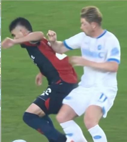 ZZiliani's tweet photo. Genoa-Napoli, prima di campionato, e il VAR che all’improvviso sparisce: è ufficiale, è arrivato Orsato (e non dite che non ve l’avevo detto)
L’avevo scritto mercoledì: “La Serie A ricomincia con la novità di Orsato, l’arbitro che schifava il VAR: facciamoci tutti un segno di croce”. Se Orsato non punì il fallo di Pjanic su Raphinha perchè Di Bello avrebbe dovuto punire quello di DeBruyne su Vargas? Insomma, ci siamo capiti: se il buongiorno si vede dal mattino, che Dio ce la mandi buona

Non succede spesso, ma oggi tutti e tre i quotidiani sportivi italiani, la Gazzetta dello Sport, il Corriere dello Sport e Tuttosport si trovano concordi nel ritenere che il mancato intervento dell’arbitro Di Bello a punire con la punizione a favore del Genoa la spinta da dietro di DeBruyne a Vargas in occasione del gol dell’1-0 per il Napoli segnato al minuto 82 sia stato un evidente errore. Divenuto ancor più pesante per il mancato intervento del VAR a richiamare Di Bello alla revisione dell’azione. Tutti d’accordo insomma nel ritenere che il gol del Napoli potesse e dovesse essere annullato; e tutti perplessi davanti al fatto che il VAR sia rimasto dormiente.

In realtà sorpresa e stupore stanno a zero. Perchè questo è quel che accadrà da oggi alla fine del campionato dopo la svolta avvenuta ai vertici arbitrali con la nomina di Orsato, l’arbitro che il VAR lo schifava, a designatore in sostituzione del decaduto Rocchi. Conoscendo i trascorsi di Orsato, quello che decise di non fischiare fallo e di non ammonire nè espellere Pjanic nel famigerato Inter-Juventus dell’aprile 2018, quello dell’audio sparito del colloquio intercorso tra lui e il VAR Valeri (“Ho visto male perchè ero troppo vicino all’azione” disse a distanza di anni Orsato: e non è una battuta), episodi come quello tra DeBruyne e Vargas saranno all’ordine del giorno e ce ne dovremo fare tutti una ragione; a cominciare da De Rossi, l’allenatore del Genoa che ieri al termine di Genoa-Napoli ha detto papale papale di non aver assistito a niente di simile in trent’anni di calcio da giocatore e poi da allenatore.

Io però se permettete l’avevo detto prima: e vi avevo avvisati. L’avevo fatto cinque giorni fa, mercoledì 19, in totale solitudine, mentre il campionato batteva alle porte e tutti distratti dalle sirene del mercato pensavano ad altro. Un articolo che oggi ripropongo qui in lettura libera a tutti.

Si stava meglio quando si stava peggio? La Serie A ricomincia con la novità di Orsato, l’arbitro che schifava il VAR, nuovo designatore. Ricordando Pjanic, facciamoci tutti un bel segno di croce

L’erede di Rocchi è l’arbitro di Inter-Juventus 2-3 (2018), la partita dell’audio sparito, quello che in Juve-Roma 1-0 (2021) disse che “sul rigore non c’è regola del vantaggio”. Dio ce la mandi buona

PAOLO ZILIANI

AGO 19, 2026

PREMESSA. Prima di passare alla lettura del pezzo, spendete - se vi va - tre minuti di tempo per vedere quale fu, in pillole, l’arbitraggio di Daniele Orsato, considerato ai tempi il miglior arbitro italiano e oggi successore di Gianluca Rocchi nel ruolo di designatore arbitrale, nella partita Inter-Juventus 2-3 del 28 aprile 2018, un po’ la ripetizione di Juventus-Inter 1-0 del 26 aprile 1998. Quello che vedrete è tutto vero, nessun tarocco, niente incursioni dell’intelligenza artificiale.

Alla svolta che nel disinteresse generale - disinteresse dei club, dei media, degli addetti ai lavori in genere, di sportivi e tifosi - sta per compiersi sul cammino del sempre più disastrato calcio italiano, la svolta che vede l’ex arbitro internazionale Daniele Orsato succedere a Gianluca Rocchi nelle vesti di nuovo designatore arbitrale, ho dedicato l’ultimo articolo scritto l’altro ieri per il Fatto Quotidiano. Lo ripropongo qui, col testo riportato per esteso per comodità di lettura che trovate in calce alla riproduzione del ritaglio di giornale.

Il nuovo campionato sta per cominciare (si parte sabato con Genoa-Napoli, Inter-Monza, Parma-Cagliari e Udinese-Como) ma nel pianeta pallone italico è passata sotto silenzio una novità che promette invece di incidere profondamente sui giochi in campo: la nomina dell’ex arbitro internazionale Daniele Orsato a nuovo designatore al posto di Gianluca Rocchi il cui ruolo, a dispetto dell’archiviazione dell’inchiesta aperta a suo carico dalla Procura di Milano con l’accusa di frode sportiva, non era più esercitabile. Nel bene o nel male si vedrà: ma quel che è certo (ed è strano che nessuno ne parli) è che le cose, o meglio le partite cambieranno visto che a dirigere l’orchestra è arrivato colui che è stato, nelle parole e nei fatti, il nemico numero uno dell’introduzione e dell’uso del VAR, lo strumento che proprio la nostra Serie A tenne a battesimo nella stagione 2017-18, cioè nove campionati fa.

Il 23 ottobre 2023, in un’intervista concessa al Corriere dello Sport, Orsato - a quei tempi ancora in attività - lo ammise: “Sì, ero contrario all’introduzione della tecnologia: pensavo che avrebbe tolto, anziché aggiungere. Ed ero molto preoccupato. A convincermi sono stati Rosetti, il nostro project leader, Rizzoli e Rocchi”. In realtà, del pentimento o ripensamento di Orsato nessuno si è mai accorto. L’arbitro di Schio è stato infatti fino alla fine (citazione puramente casuale) il prototipo dell’arbitro sdegnoso e suscettibile, offeso alla sola idea che una sua decisione possa essere messa in discussione e considerata sbagliata persino quando si tratta di una cantonata a cielo aperto. Per chi l’avesse dimenticato Orsato è l’arbitro della mancata espulsione di Pjanic nel famigerato Inter-Juventus 2-3 dell’aprile 2018, il match dell’audio misteriosamente sparito del colloquio intercorso tra lui e il VAR Valeri, audio che venne pervicacemente negato persino al Procuratore Federale Pecoraro che l’aveva richiesto dopo la bufera esplosa in seguito all’arbitraggio pro Juve che tolse ogni speranza di scudetto al Napoli di Sarri; e Orsato è l’arbitro che in Juventus-Roma 1-0 del 17 ottobre 2021 annullò il gol dell’1-1 segnato da Abraham per concedere ai giallorossi un rigore (poi sbagliato) per un fallo immediatamente precedente commesso da Szczesny su Mkhitaryan. Ai giocatori della Roma che nel tunnel protestarono Orsato disse - immortalato dalle telecamere - che quando c’è rigore non esiste regola del vantaggio: un’eresia che in bocca a un arbitro richiederebbe l’immediato ritiro di patentino e fischietto.

Nel più totale disinteresse non solo dei media ma anche dei club che da sabato daranno il via alle danze, Orsato ha già reso noto il suo editto: con lui in cabina di regia si cambia, l’arbitro in campo torna protagonista e gli addetti al VAR dovranno limitare i loro interventi al minimo. Il che andrebbe anche bene: ma se il Pjanic di turno rovina su Raphinha e l’Orsato di turno continua a far finta di niente, per l’appunto, il designatore Orsato cosa dirà?

P.S. Se l’articolo ti è piaciuto e ancora non conosci il mio profilo “Palla Avvelenata” su https://t.co/l4gP5JEXPE  vieni a dargli un’occhiata; e valuta la possibilità di abbonarti (6 euro l'abbonamento mensile, 60 quello annuale) per avere ogni giorno una lettura di qualità e un giornalismo libero e indipendente. “Palla Avvelenata” è un bestseller di Substack con abbonati in USA, Francia, Inghilterra e altri Paesi del mondo
