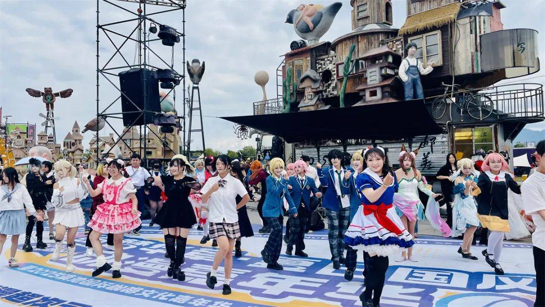 qo6mi's tweet photo. Primera vez en la Comic Con! Un evento lleno de cosplays geniales, amigos increíbles y momentos que recordaré siempre. ， https://t.co/tkjaw4cjUq