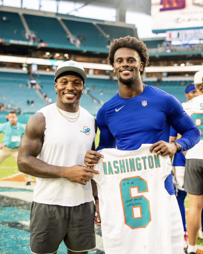 UVAFootball's tweet photo. Couple of 🐐’s

Malik x Malachi

#GoHoos 🔶⚔️🔷 #HoosintheNFL https://t.co/C0som637ea