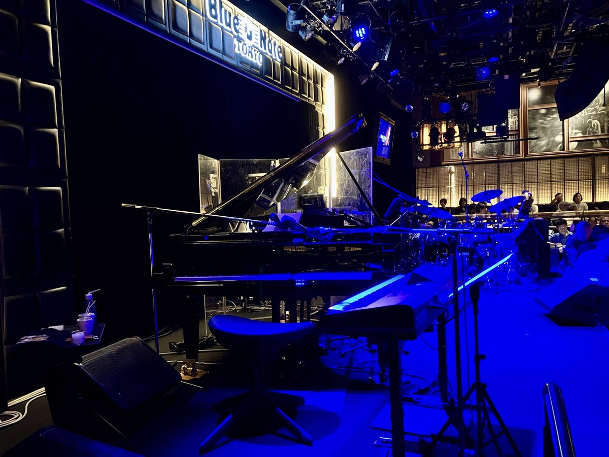 matsudalex's tweet photo. 久しぶりの矢野顕子さんのライブ。昨年は直前にコロナ罹患し泣く泣くキャンセルした経緯もあり、本日のライブはひとしお感動しました。Will Leeの「海男と瑠璃亜」の日本語ボーカルや、Beatlesの「Here Comes the Sun」、「Rydeen」、「在広東少年」など、新旧織り交ぜた素敵なナンバーばかりでした。 https://t.co/ORxThS3mGP