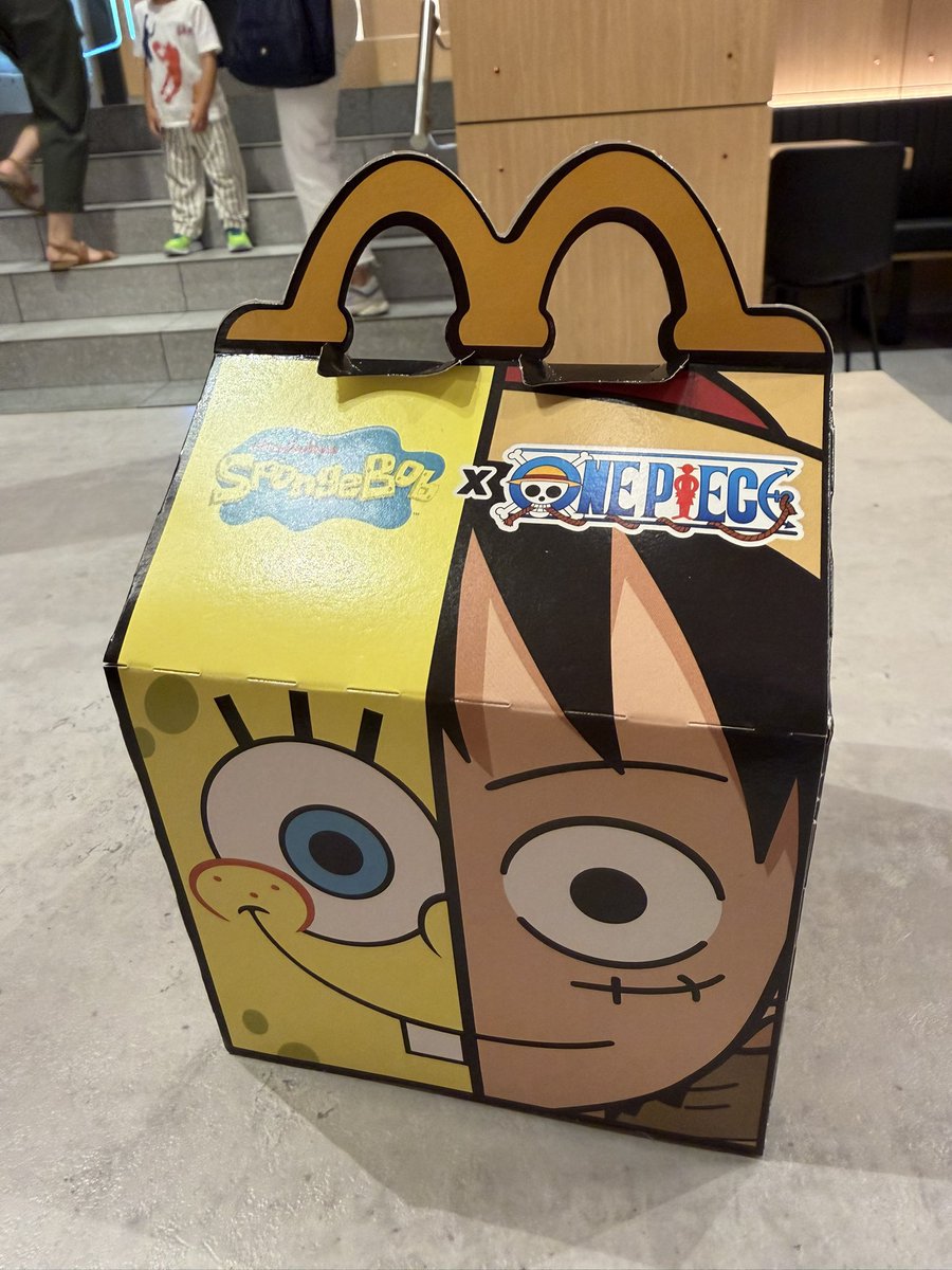 kyohei0128's tweet photo. スポンジボブとワーンピースの謎？コラボ、プラハのマクドにあったので。

この箱いいな。
そして、チョッパー可愛くないw https://t.co/Wl2MB6ly7K