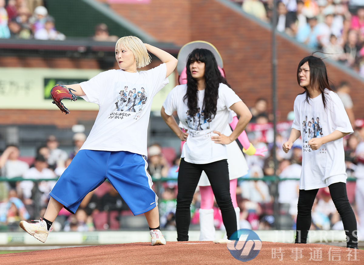 jiji_shashinbu's tweet photo. プロ野球・楽天－西武戦の始球式を務める３人組ロックバンド「ヤバイＴシャツ屋さん」の（左から）ありぼぼさん、もりもりもとさん、こやまたくやさん

#ヤバT #始球式 https://t.co/WYgGHgW8Ix