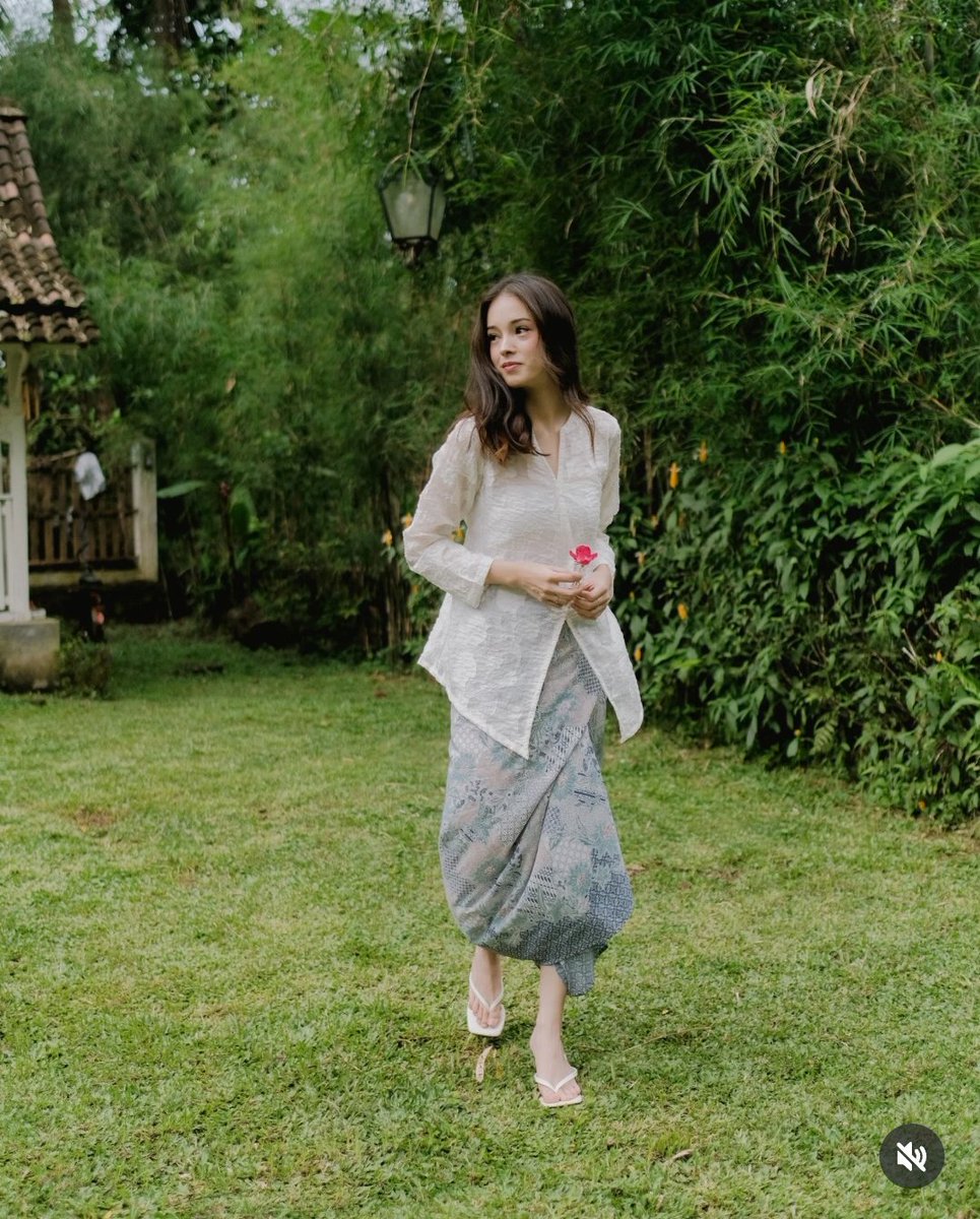 Capybarajawa's tweet photo. Aku nemu kebaya simple cantik yang cocok dipake buat daily ✨🍃 https://t.co/TQ6aEc5iJ9