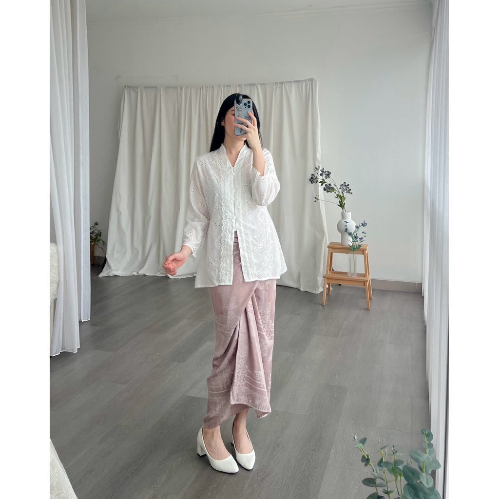 earthellss's tweet photo. KALAU KEBAYA BISA SE-CHIC INI, SIAPA YANG MASIH BILANG KUNO? 😭🤍✨
Potongannya modern, tetap anggun, dan cocok banget buat kondangan sampai acara spesial—cantik tanpa kelihatan terlalu formal. 🫶🏻 https://t.co/Cg49Brqxrt