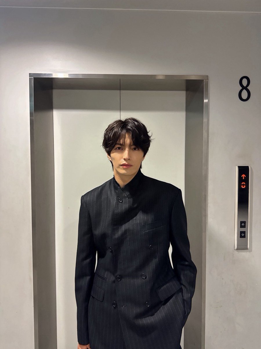 nanokyanon_1212's tweet photo. 本日は、小南光司2nd写真集『#映光』
HMV エソラ池袋店 ありがとうございました！

たくさんの方に来ていただき
手に取っていただき、
小南感無量です！
ありがとうございます！
とても良い時間を過ごさせていただきました。

来週はオンラインお渡し会です。
最後までたっぷりと楽しむぞう。 https://t.co/PxSdy7eLC9