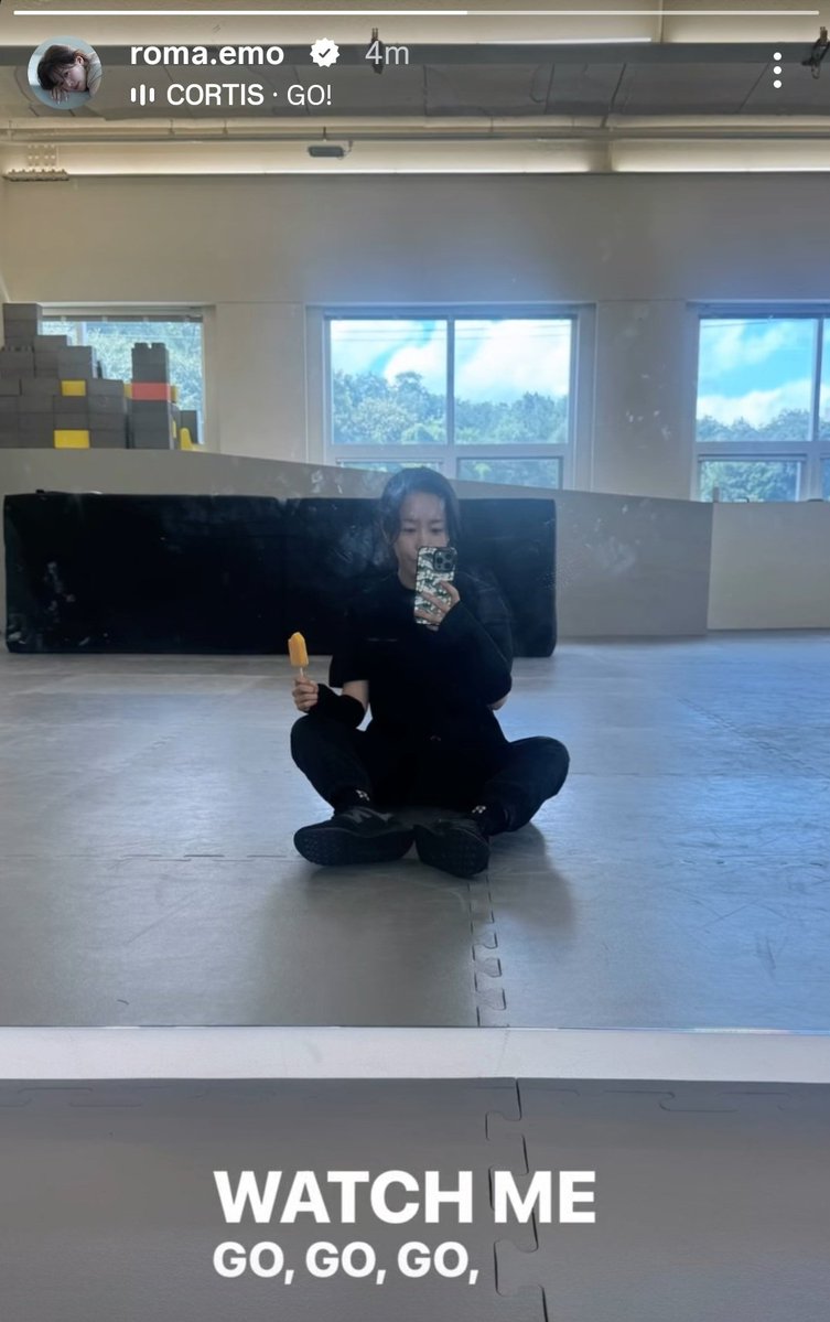 ilchodo's tweet photo. her in all-black looking so good?!?!? 🖤 
wondering if she's filming? cause if she is it looks like an action scene to me 🤭 (which means hot af hwakyung manifestinggg)
#hanjimin https://t.co/VeQYAHZmLk