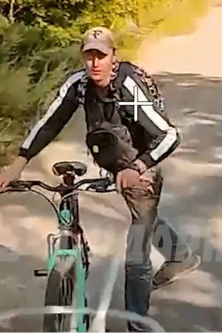 Karakanobakter's tweet photo. Straszne Ruskie, małego chłopca na rowerku zabili!!!

A on przypadkiem miał na sobie strój wojskowy i wyposażenie operatora drona... https://t.co/u6aF5SVvRw