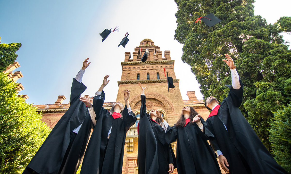 Tamonwann9's tweet photo. Wrapped in cap and gown, high fives and heart full of gratitude—graduation day just hit different. ； https://t.co/ZeMSvHcAKf