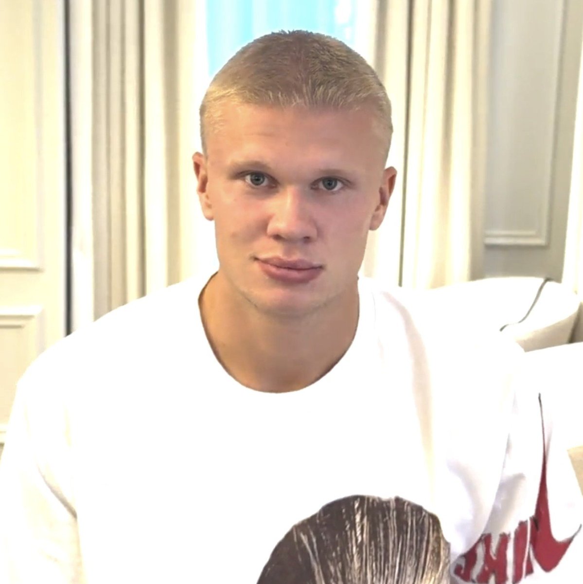 thejurgenholic's tweet photo. ERLING HAALAND MENCUKUR RAMBUT PANJANGNYA!

HAAHH?! 😭😭😭 https://t.co/ZWjSQ9l0qz