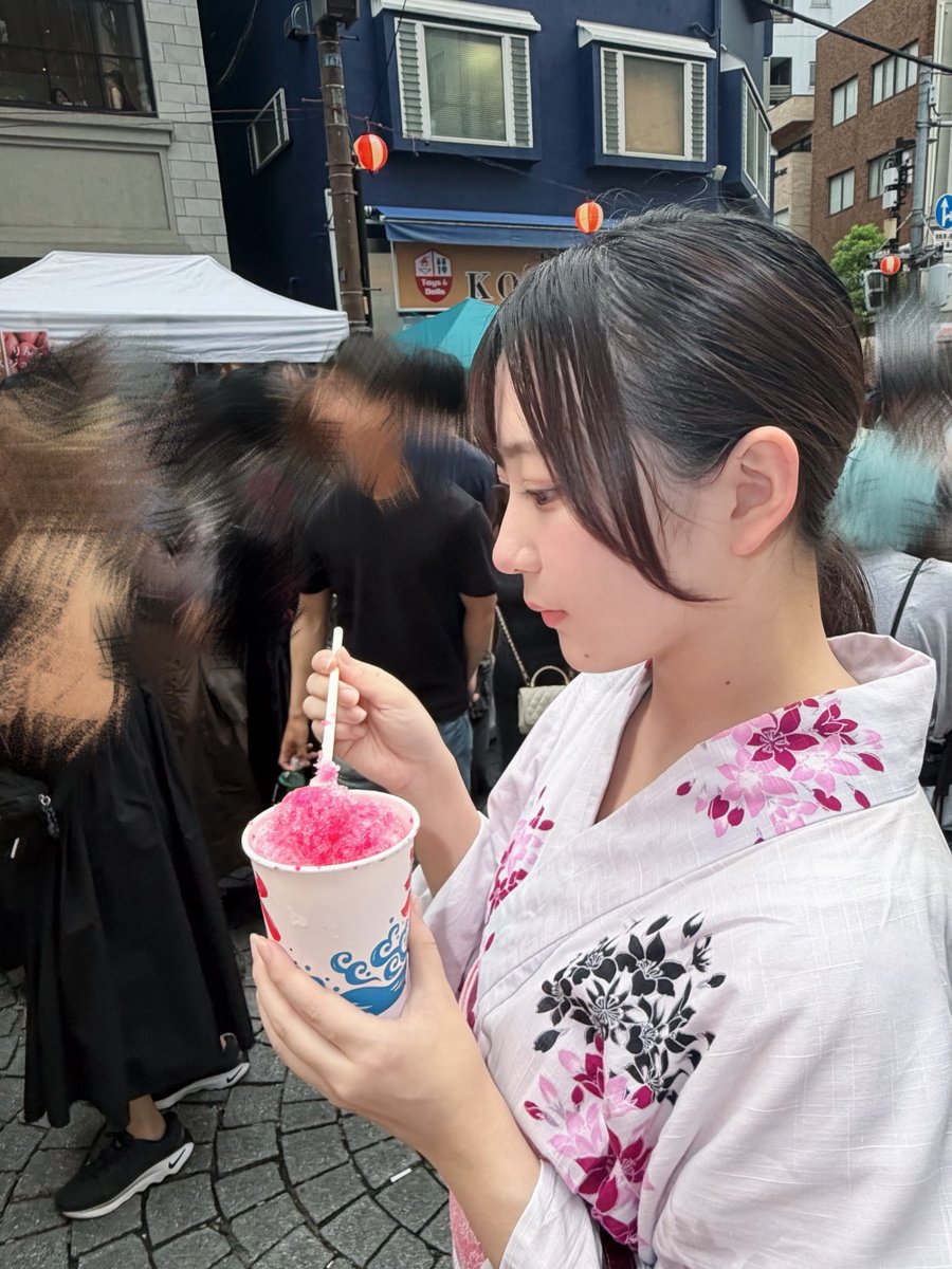 Akipisab02's tweet photo. めいさんとお祭りきたよ♫
かき氷食べたよ〜！美味しかった🍧 https://t.co/unF2ubvSsl
