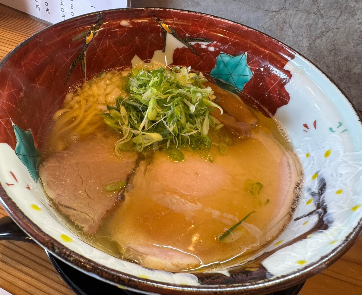 foofoomasa's tweet photo. 最後は味わいつつスープを飲み干し、完食です。食べた後の旨味の余韻も浸れる心地良さは格別です。美味い一杯との再会に感謝です。ごちそうさまでした˚✧₊⁎❝᷀ົཽ≀ˍ̮ ❝᷀ົཽ⁎⁺˳✧༚ https://t.co/isvms7okSw