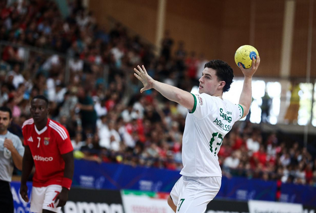 gustavo_ffs's tweet photo. #MuseuSporting (#1743). Hoje é o dia da final da Supertaça de Andebol, em Santo Tirso, em que o SCP joga com o SLB e em que vai tentar conquistar a sua 7ª Supertaça. Vamos recordar a final de 2024 em que os leões ganharam aos benfiquistas por 37-21. https://t.co/TX5iCh31Fs