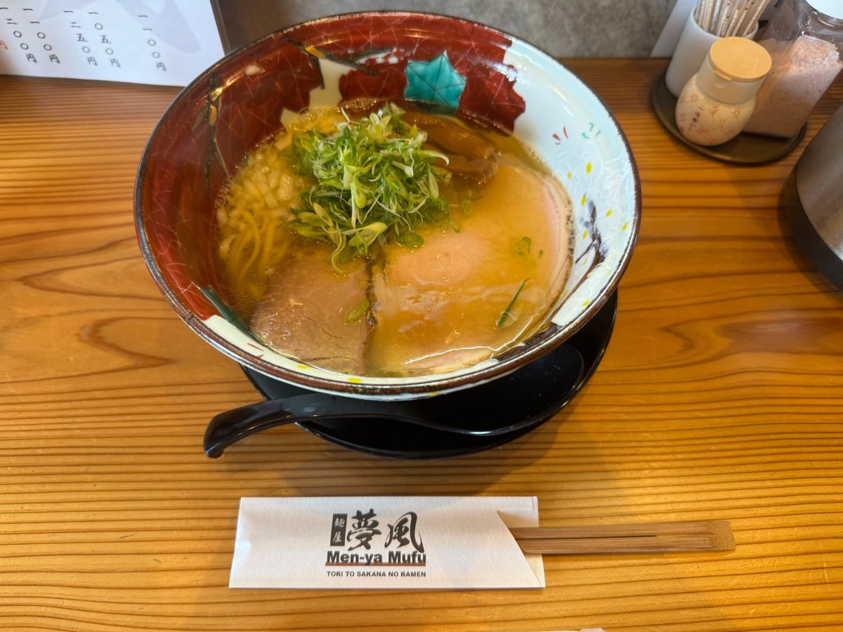 foofoomasa's tweet photo. 【麺屋 夢風】さんで、並び直して『内モンゴル塩らぁめん』をいただきました。

鶏油がキラリと光る黄金色のスープ！麺の上には、鹿児島産三元豚ロースチャーシュー、ローストさらた豚肩ロースチャーシュー、細かく刻まれた玉ねぎ、笹切りの青ねぎ、メンマがトッピングされています。 https://t.co/vgeWuHuUnh