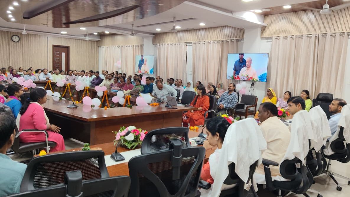 DMMoradabad's tweet photo. माननीय मुख्यमंत्री जी द्वारा परिषदीय विद्यालयों में कार्यरत रसोइयों को दिए गए उपहार के अंतर्गत जनपद की करीब 3404 रसोइयां लाभान्वित हो रही है।
कलेक्ट्रेट सभागार में इस अवसर पर माननीय एमएलसी श्री गोपाल अंजान की मौजूदगी में माननीय मुख्यमंत्री जी की अध्यक्षता में आयोजित प्रदेश स्तरीय कार्यक्रम का सजीव प्रसारण कराया गया।
@CMOfficeUP
@UPGovt
@PMOIndia
@Comm_Moradabad
@moradabadpolice
@Uppolice
@dgpup
@Cdomoradabad
@PIB_India
@ANINewsUP
@InfoDeptUP
@basicshiksha_up
@myogiadityanath
@MYBharatHQ
@EduMinOfIndia