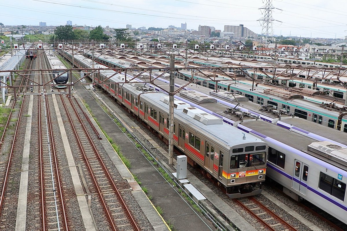 60020Butler's tweet photo. 2026.8.23
東急5000系5115F
組み換え作業
牽引：9023F

ATO･CBTC対応改造を終えて
長津田車両工場を出場した5115F先頭車2両と
屋外に放置されていた中間車8両を組み込み
10両編成に戻す作業が行われました。 https://t.co/9TYU3soXGT