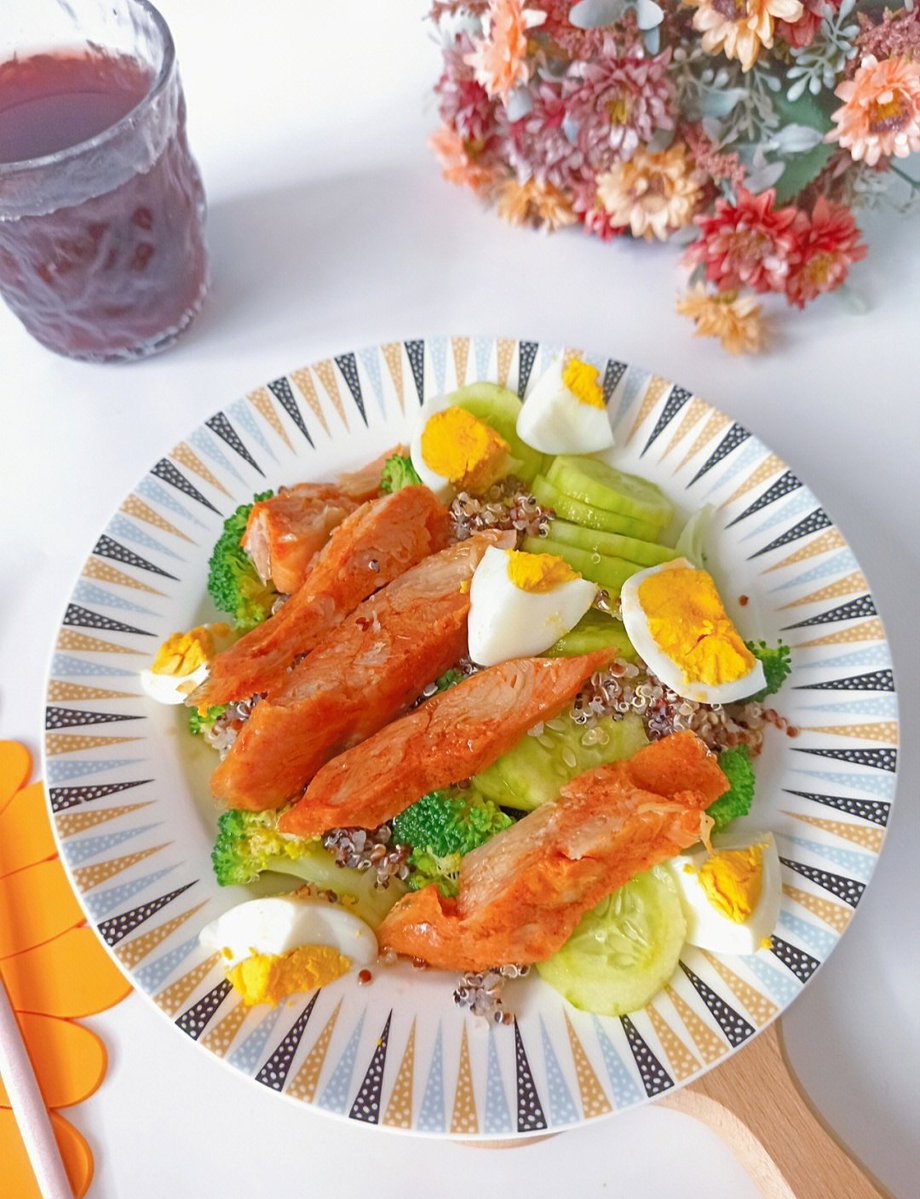 MariaPa10595995's tweet photo. Try this 5-min protein-packed fat-burning meal: grilled chicken, quinoa u0026 roasted veggies! Light, tasty and perfect for your weight loss journey https://t.co/atIXOfFenK
