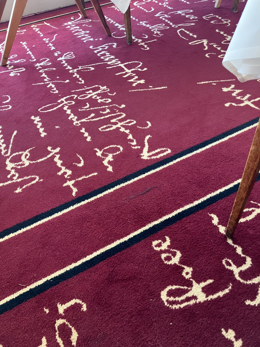 OSvastics's tweet photo. Halıyı gören, Avusturya’nın bilinen en eski yemek kitabının sayfalarını da görmüş oluyor. Desen, 1560 yılından elyazmasının sayfalarından kopyalanıp dokunmuş.  Çünkü lokantanın -ve otelin- sahibi Frank Bläuel yemek kitabı koleksiyoncusu. #koleksiyonculuk #elyazması #yemekkitabı https://t.co/0Htc6oXH4R