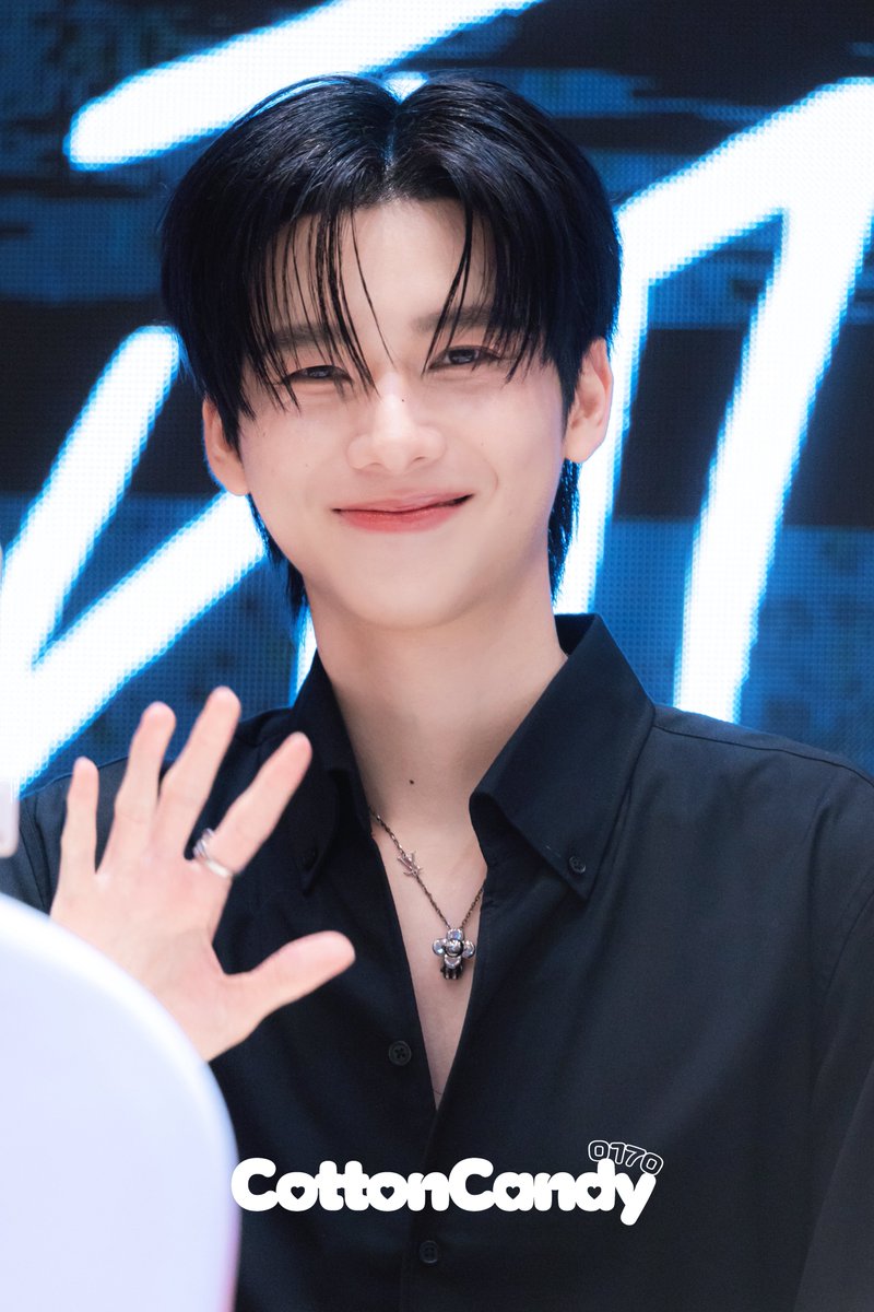 cottoncandy0170's tweet photo. 22Aug2026:TOUCH SUMMER FS WITH OHM
イケメン🥹💕
#OhmSummerFanSign
#ohmkrit https://t.co/Ak3VwBpJiH
