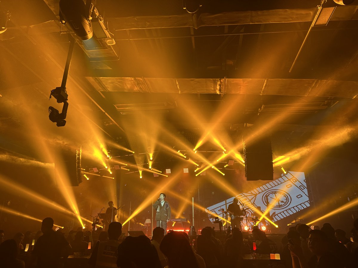 BKgf5tSEOnj2Ed5's tweet photo. Just had the most electrifying live indie show at the downtown venue—vocalists’ harmonies gave chills, the band’s energy kept everyone dancing nonstop. Don’t miss their next city tour stop!， https://t.co/vVuvkp2uDN