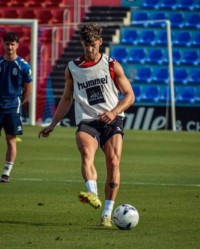 MOULOSSNOVA's tweet photo. ✍️APUNTES LIGA HYPERMOTION⚽️

🔸CD ELDENSE @CD_Eldense 

🗣️Se estrenan dos estrellas de la Primera Federación en su casillero de goleadores 

-MARIANO CARMONA @mariianocc10 , delantero centro de convencimiento . Genera por si mismo y su abánico como delantero es amplio . Debe seguir creciendo . Uno de mis preferidos 
-GUILLE MACHO @guillemmvcho , faro referencial de la construcción del juego y llegador nato . Esta campaña todo el mundo hablará de este futbolista . Personalidad para ser futbolista