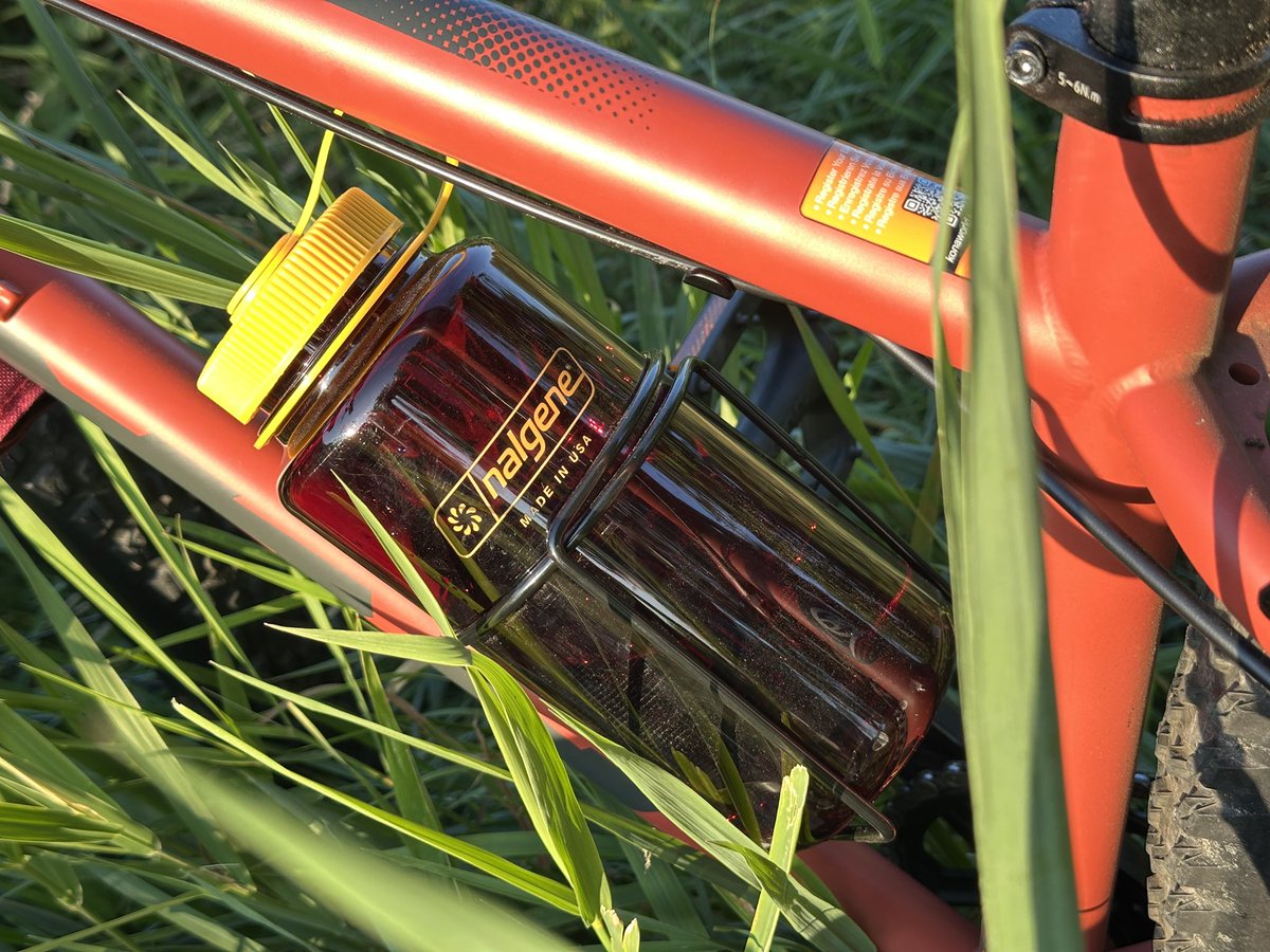 sotode_asobu's tweet photo. 夕焼けと川と自転車と。
めちゃくちゃ綺麗でした。
なお(きったねぇ)靴は犠牲になった模様。
あとこの色のナルゲンが可愛すぎるでござる。
#kona #unitx https://t.co/p0yAZuZiA7