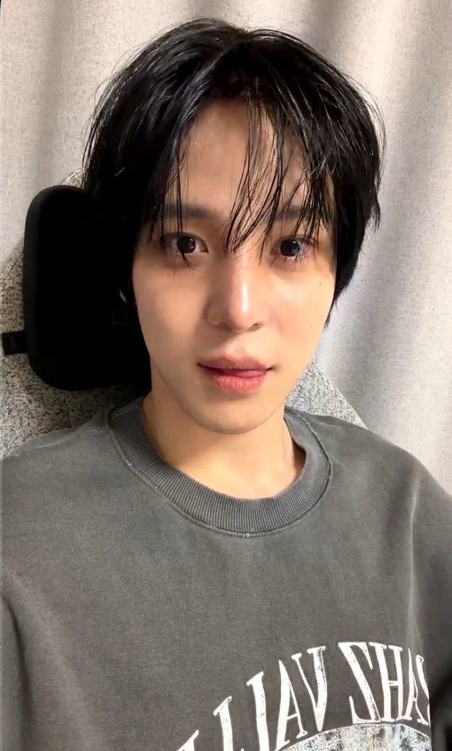 yunwnter's tweet photo. — 🐶 thread : I know we all love when ateez are very into fashion and dress so well.. but one thing I always alwaysss love is to see yunho being an outfit repeater.. wearing his little comfy clothes when going to the airport, rehearsals etc.. he knows what he likes and repeats it https://t.co/IDJybZwSo4