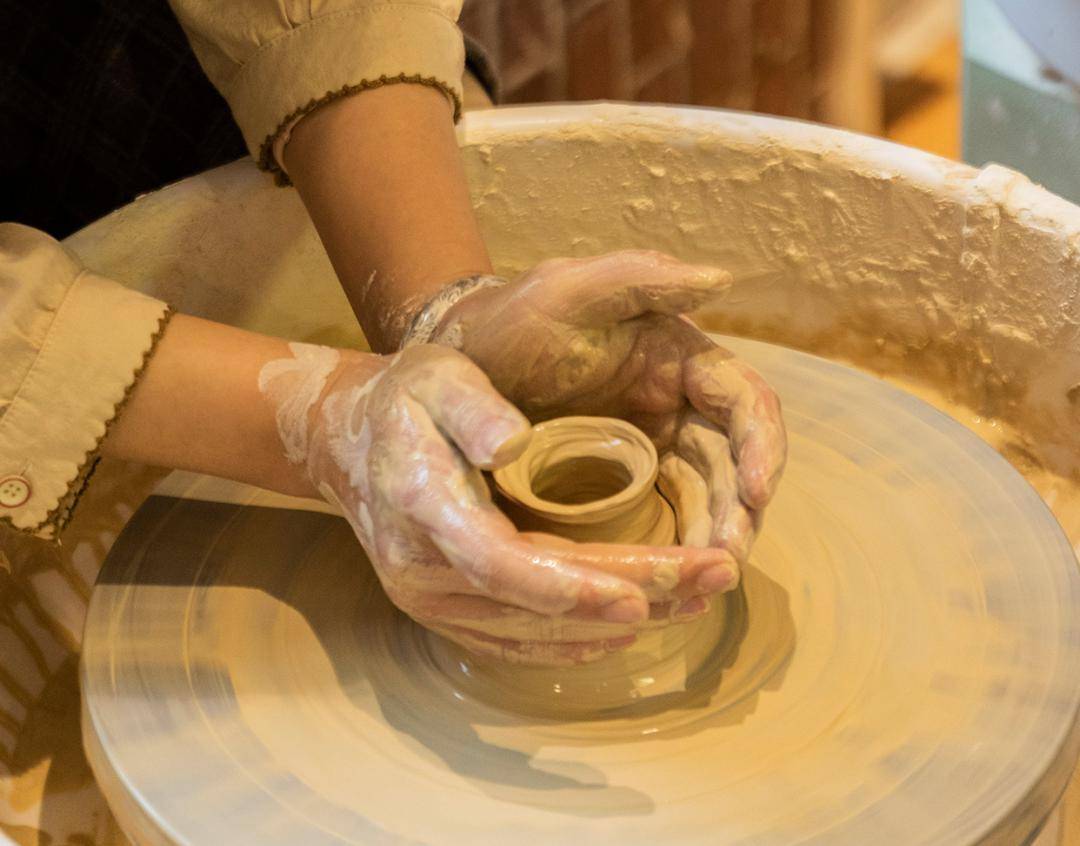 smchy666597's tweet photo. Step into a sunlit studio, feel the clay beneath your fingers, and watch a blank pot turn into something uniquely yours today  #ArtExperience #ClayCraft， https://t.co/uySHJr071a