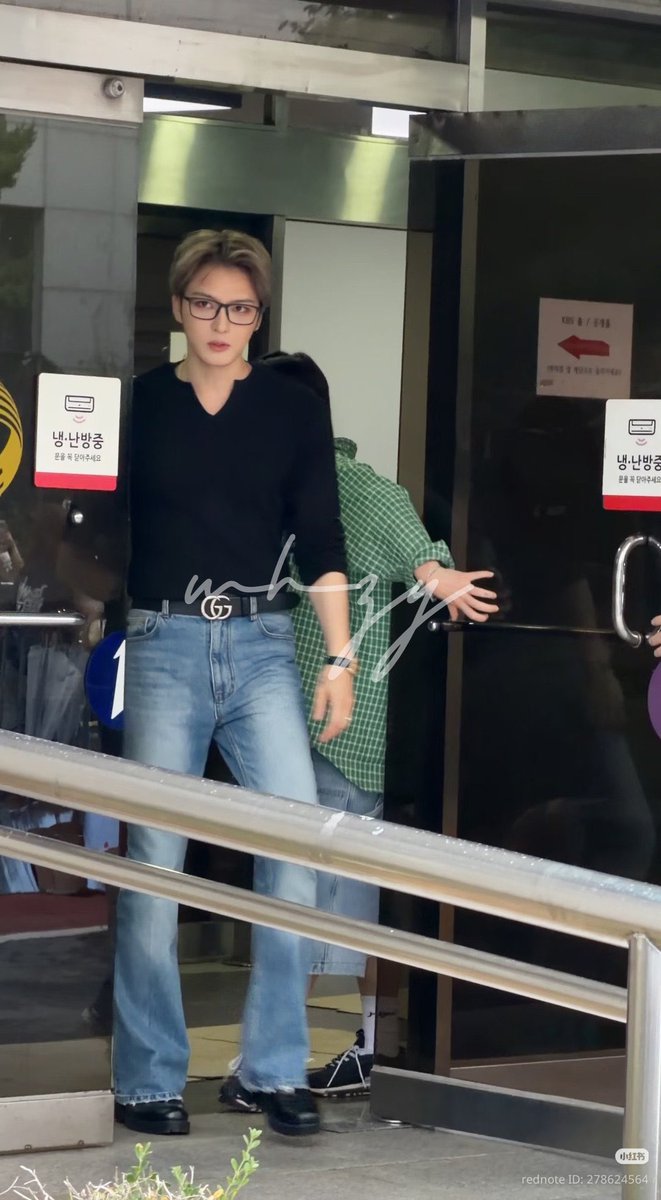 queen_never_cry's tweet photo. Jaejoong just finished recording and all he did was head back to his car yet he got btches gagging because they couldn’t believe someone as beautiful as him exist. https://t.co/yoLSkVDe3l