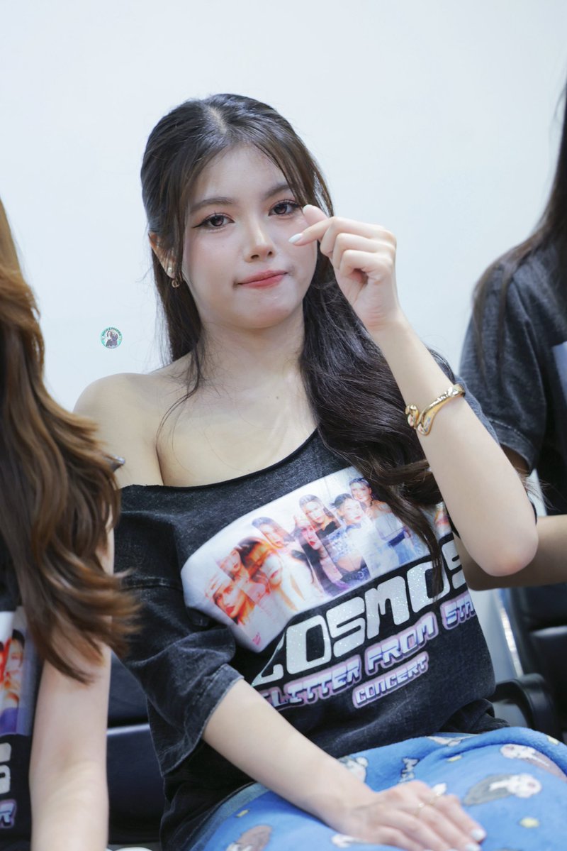 noonpraewa_hk's tweet photo. Is anyone actually able to hold eye contact with the pretty girl?🤣
Every time our eyes meet, we just can‘t handle those super electric eyes😌
#porworpraewa
#COSMOSTH
#cosmosfangathering https://t.co/6GiRqa7mdb