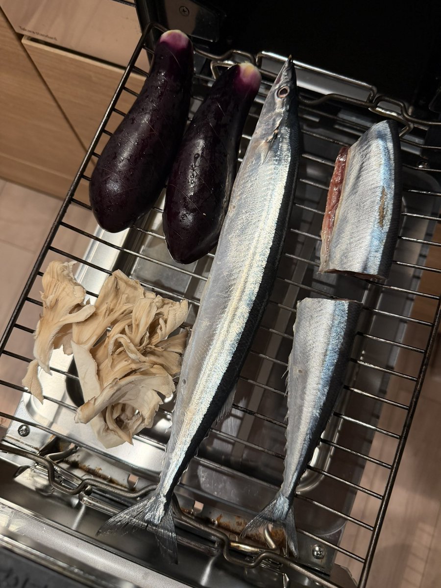 sasisusesoosu01's tweet photo. 900円秋刀魚と200円秋刀魚食べ比べ https://t.co/fIMJInEFTp
