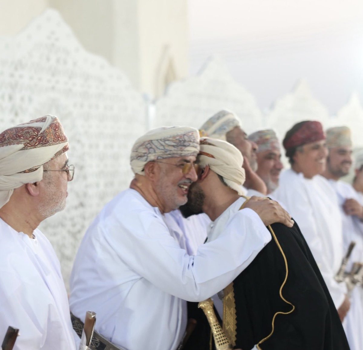 wad_rabee's tweet photo. صورة تجمعني بوالدي الغالي والمشايخ الكرام في يوم حفل زفافي، في ليلةٍ ازدانت بحضور الأهل والأحبة، وستبقى من أجمل الذكريات التي أعتز بها 
#زفاف #عبري https://t.co/mvO5j4qlPb