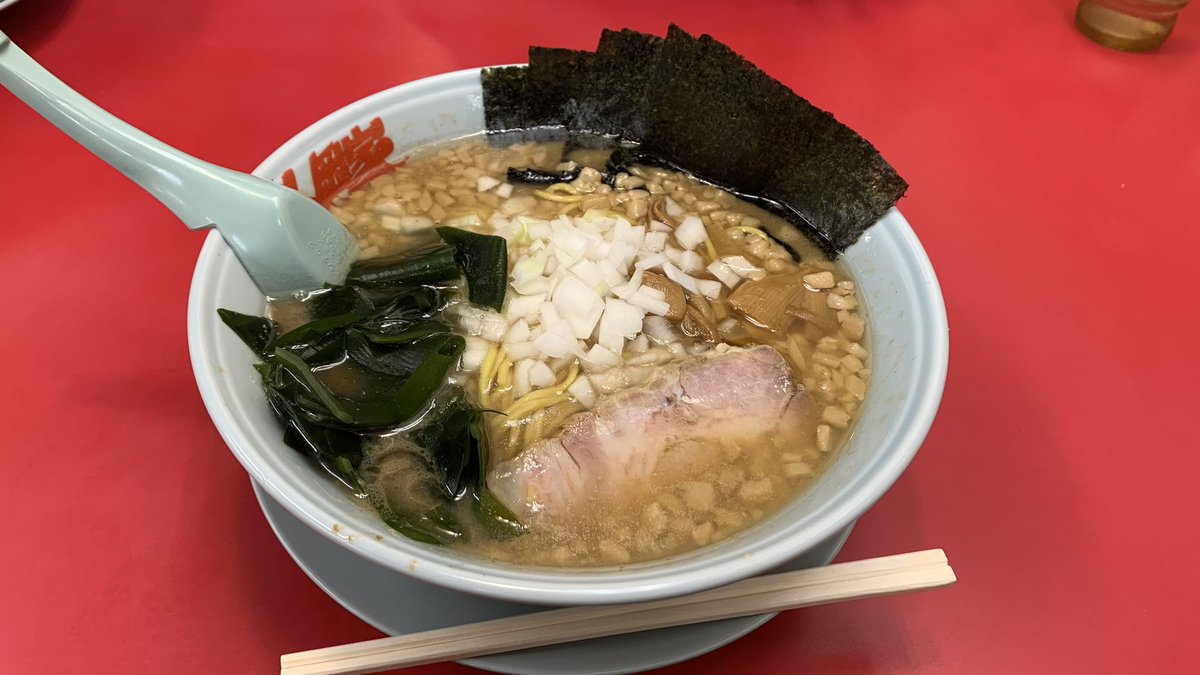 heero2372's tweet photo. 山岡家　須賀川店
プレミアム醤油とんこつ➕海苔
久々の山岡家
旨辛スタミナラーメンと迷いに迷いプレミアム醤油とんこつを選択
旨かったけど、スープがかなり甘く旨辛を選べばよかったと後悔
ガツンと食べたいときは混雑しない時間帯を選ぶべきと思った
それでも美味しく頂きました
ご馳走様でした🙏 https://t.co/ZP7hyKjHQd