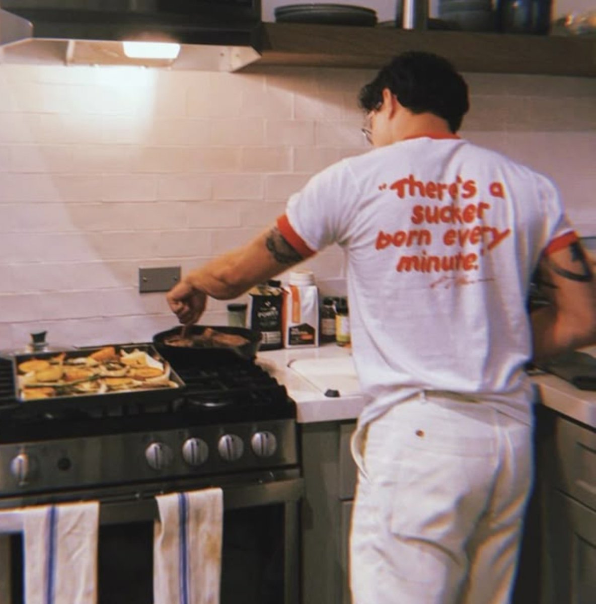 AmyV355821's tweet photo. He's dressed in a white shirt today, with a slogan that sends Penelope down another dirty spiral.

There's a sucker born every minute, it says.

How fitting!

https://t.co/3SoLul9Qg7 https://t.co/L1m2i2ENXe
