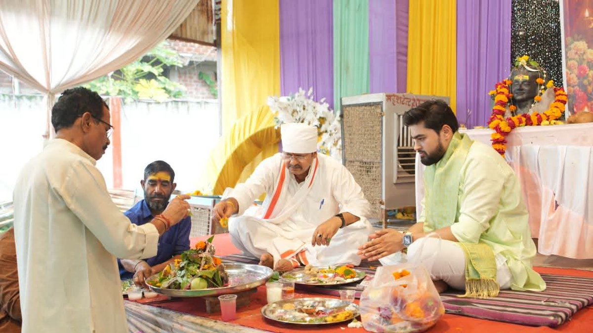 TinkuRay2222's tweet photo. आज सागर विधायक श्री Shalendra Kumar Jain जी ने सागर के प्रसिद्ध श्री देव भूतेश्वर मंदिर प्रांगण में आयोजित आठ दिवसीय असंख्य पार्थिव शिवलिंग निर्माण कार्यक्रम में सम्मिलित होकर देवाधिदेव भगवान महादेव का विधि-विधान एवं श्रद्धा-भक्ति के साथ पूजन-अर्चन किया।

 #SanatanDharma #BJP https://t.co/ZxcJC91fQs