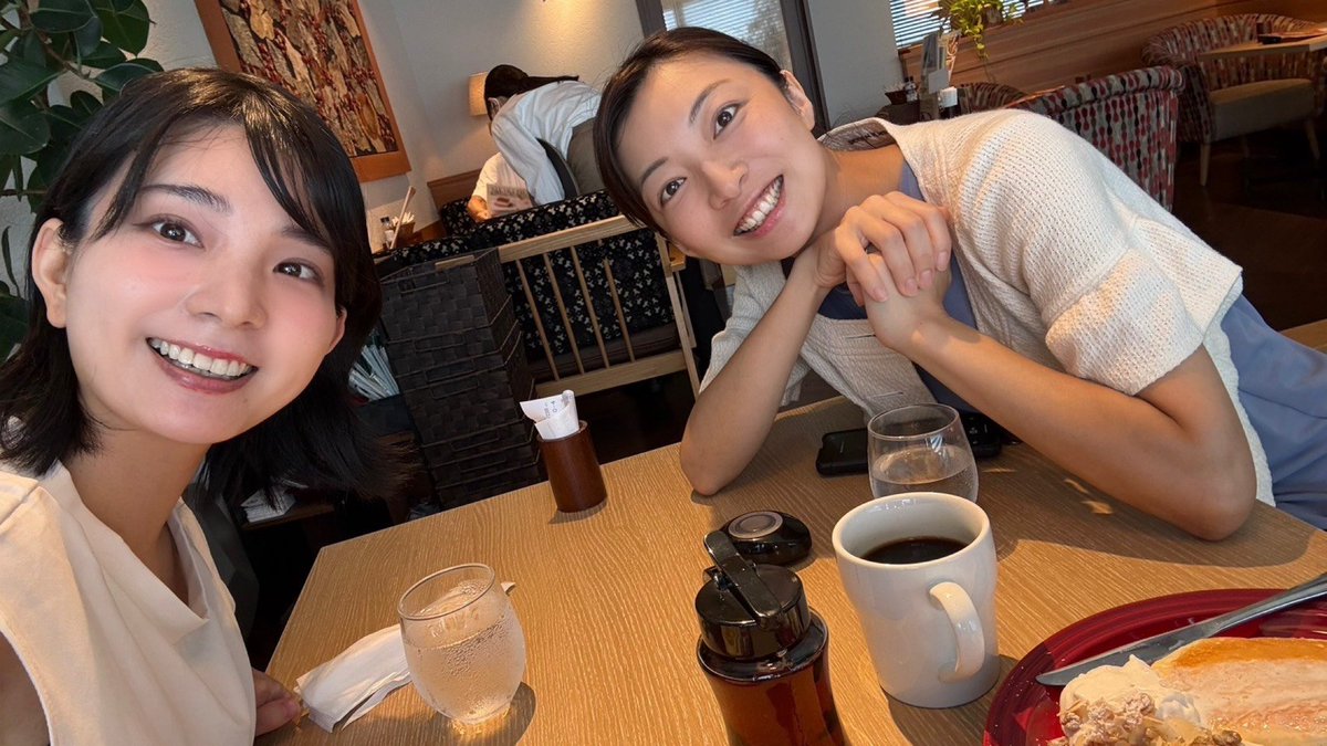 b_betaka's tweet photo. 豪雨に地震。
不安な時間が続きましたね……

気持ち切り替えて、素敵な思い出紹介☺️

先日、舞ちゃんとふわふわパンケーキ食べに行きました！

4時間近く話したかも😂

楽しいお話と美味しいパンケーキと可愛い舞ちゃんに癒されました💕

皆さんも素敵な時間をお過ごしください☺️ https://t.co/xYggbsdBPK