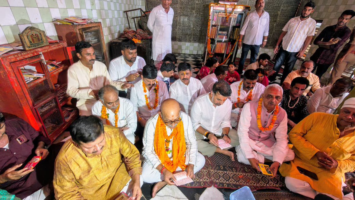 AkhileshPSingh's tweet photo. आज श्रावण एकादशी को प्रदेश अध्यक्ष श्री ��जय राय @kashikirai @duttabhishek राष्ट्रीय सचिव अभिषेक दत्तजी के साथ अयोध्या मे श्री हनुमानगढ़ी मंदिर और श्री रामलला  के दर्शन किया। श्रीचरणों में शीश नवाकर समस्त प्रदेशवासियों के सुख, शांति, समृद्धि एवं सर्वकल्याण हेतु मंगलकामना की। https://t.co/0vIMST6CmD