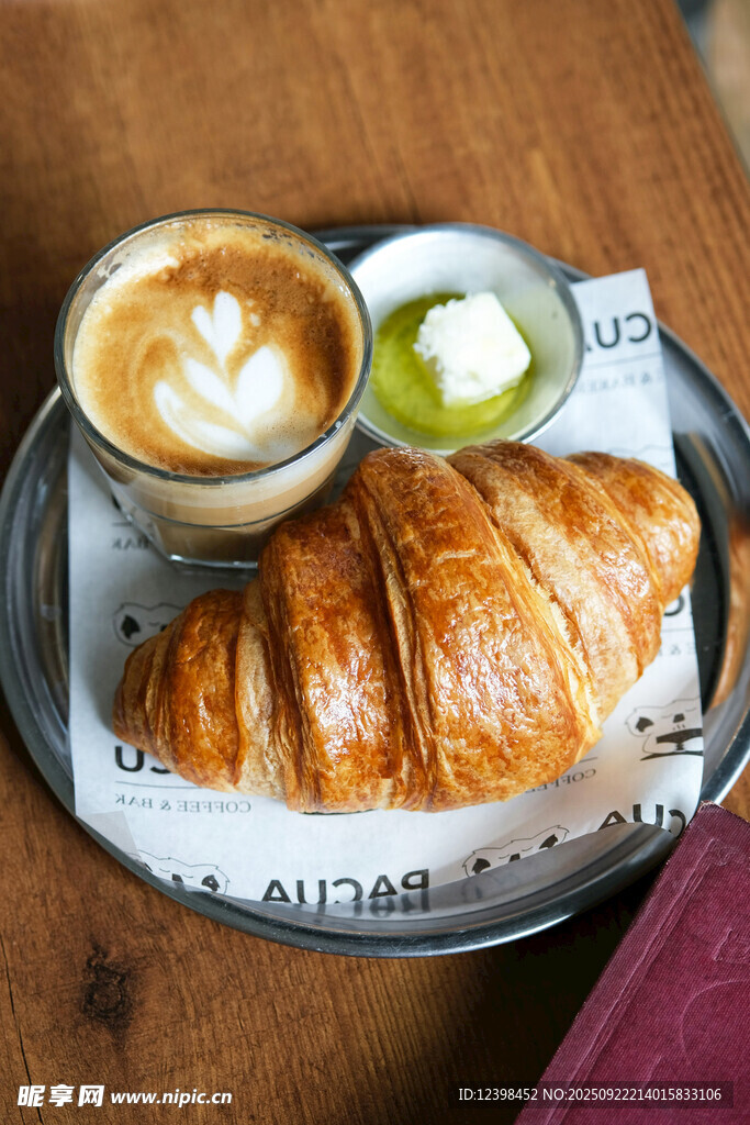 Enriquepit71's tweet photo. Just had the most flaky, buttery croissant at that new downtown French boulangerie  Warm, perfectly paired with a creamy latte—worth every extra step to grab a seat here!， https://t.co/ld3XB6vpfu