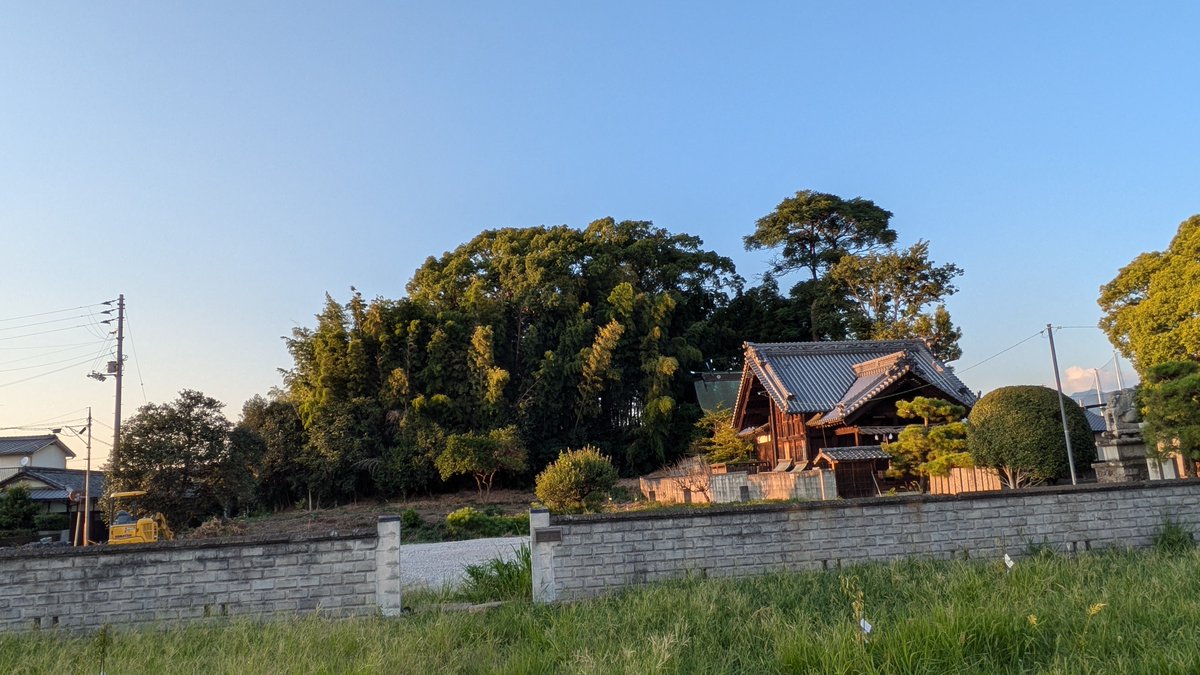 MK38Cha's tweet photo. 波賀部神社古墳。古墳は仏教の伝来とそれに呼応して隆盛した神道に押されて廃れてしまったけれど、スピリチュアルな場所がゆえに仏教や神道の教えと合体して、今日まで生き延びている https://t.co/r4wEteO48e