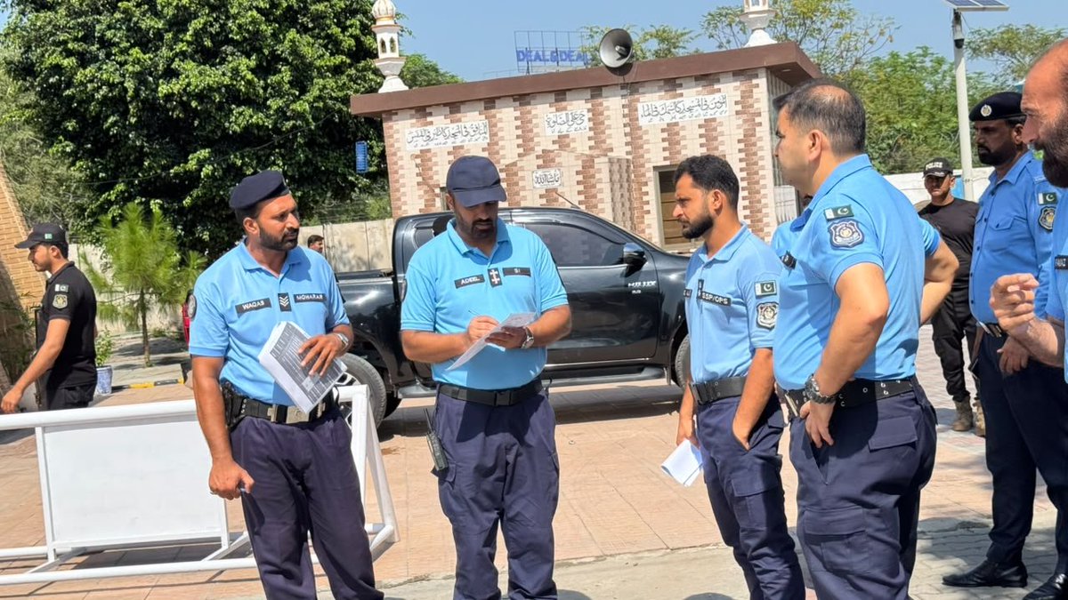 ICT_Police's tweet photo. ایس ایس پی آپریشنز اسلام آباد قاضی علی رضا کا ایس پی  صدر زون کاظم نقوی کے ہمراہ تھانہ رمنا کا دورہ۔

تعمیراتی کام کا تفصیلی جائزہ لیا ،تھانے کی تزئین و آرائش اور تعمیراتی کام کو جلد از جلد مکمل کرنے کی ہدایات جاری کی گئیں 

#WeRIslamabadPolice https://t.co/AHLKlt0idC