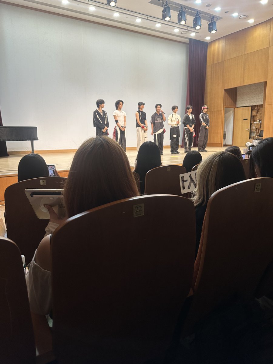telhkrr's tweet photo. 또 어떤남자들을보러왓음 https://t.co/NnfPBZokzV